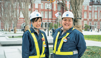 写真：箆津杏奈工事係（左）と高橋直樹工事係