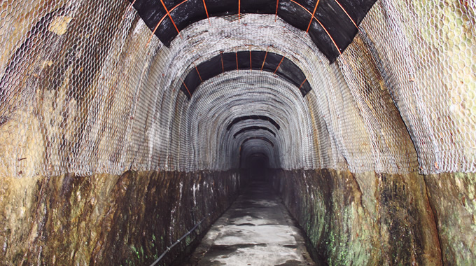 写真：旧中山隧道内部。小松倉地区の住民がツルハシだけで掘り進めた日本最長の手掘りトンネルである。天井や壁には氷が張り付いていた