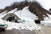 写真：3月末の旧中山隧道小松倉側坑口（右）。左は新中山トンネル