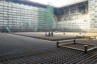 原子炉建屋基礎マット下部の配筋工事。鉄筋総量は約4,000ｔの写真