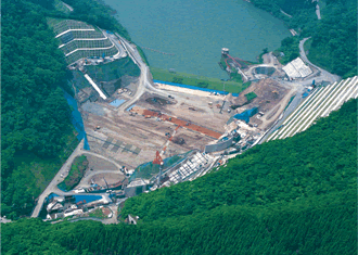 図版：山王海ダム嵩上げ工事の様子