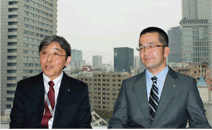 図版：土木管理本部・菅原俊幸グループ長（左）と岡山誠課長