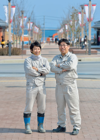 写真：尾中隆文工務チームリーダー(右）と船川真広工事係