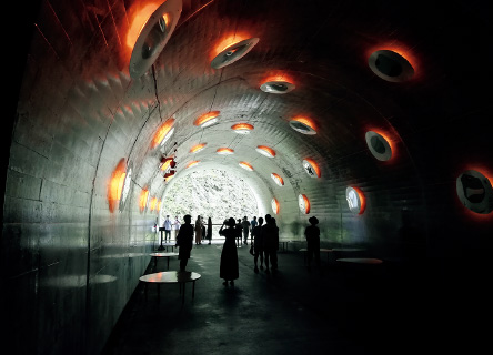 図版：トンネル内にはアート作品「Tunnel of Light」が広がる