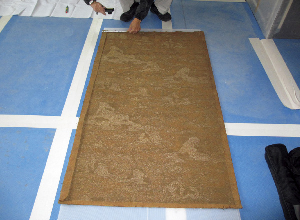 図版：役員室の白い壁下から発見された創建時の織り物クロスは洗浄し，復原