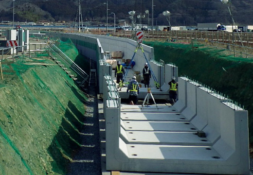 図版：大型U字水路敷設工事はPCa部材を利用し，現場での作業時間を短縮