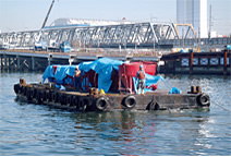 写真：コンクリートは台船で海上運搬される
