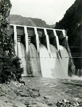 日月潭で最初につくられた武界ダム完成当時の写真。完成から80周年を迎えた