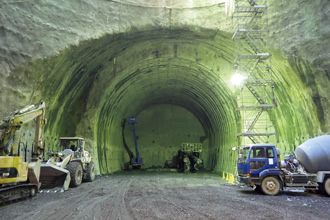 写真：導流部トンネル施工状況。NATMで構築される