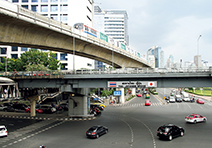 写真：シーロム交差点にかかるラマ4世通りの「日タイ橋」