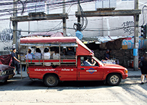 写真：ソンテウと呼ばれる赤いピックアップトラックの乗合タクシー