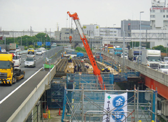 写真：東関東自動車道と国道357号に挟まれた場所での施工状況
