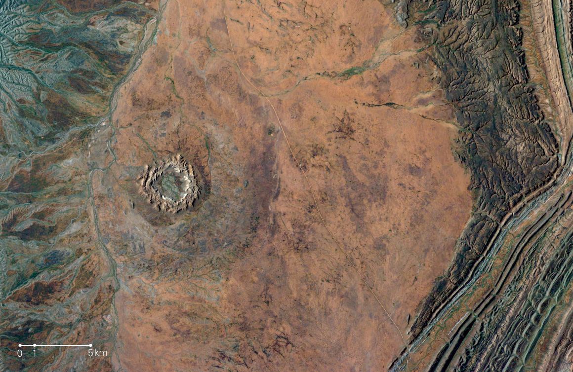 図版：1億年後のクレーター（ゴッシズ・ブラフ，オーストラリア）