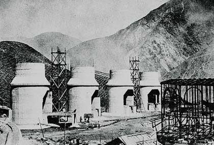 足尾銅山製煉所煙突の写真