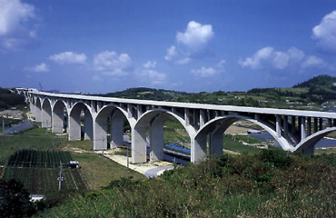 図版：南風原高架橋（完成写真）