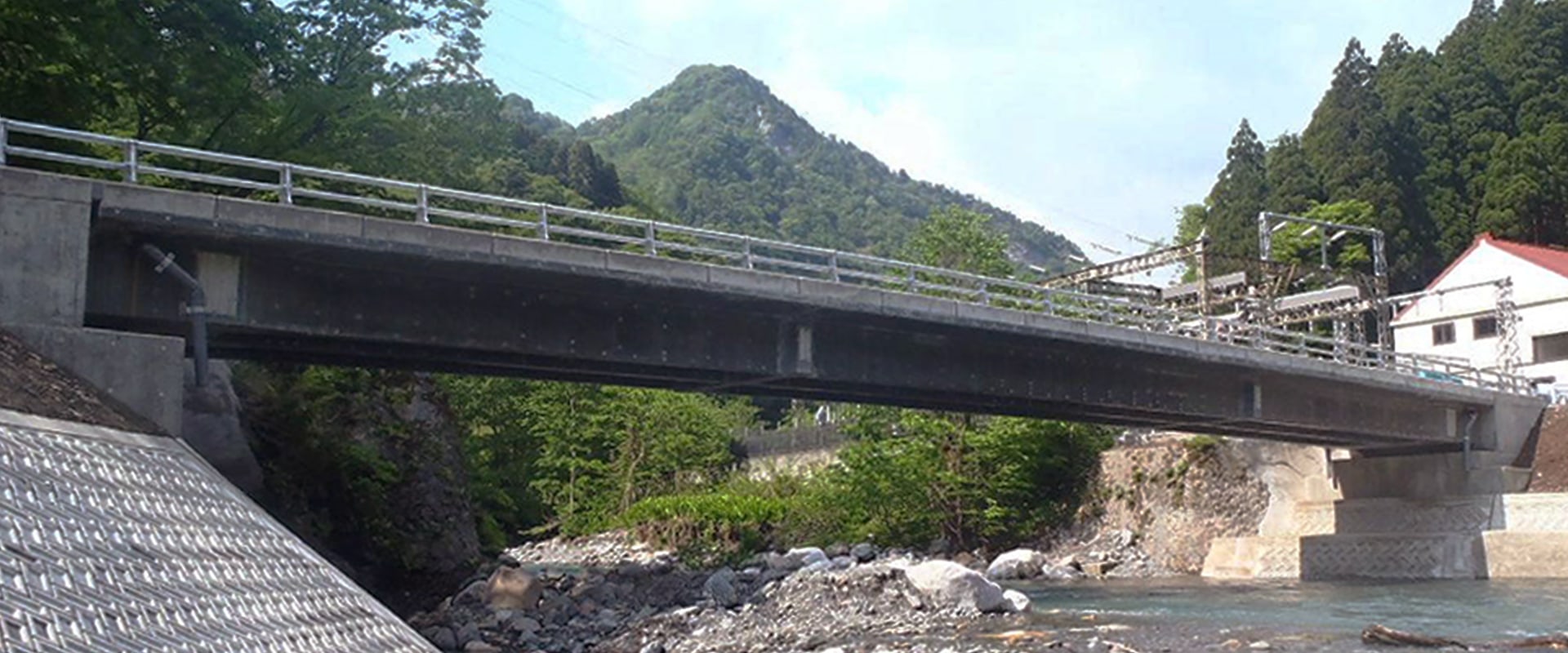図版：デンカ小滝川橋（完成写真）