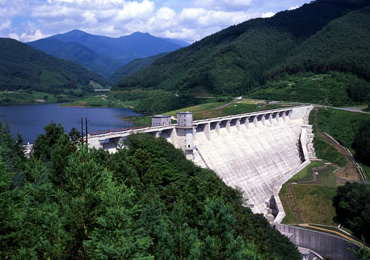 図版：早池峰ダム（岩手県2001年竣工）