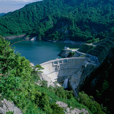 図版：奥三面ダム（新潟県2002年竣工）