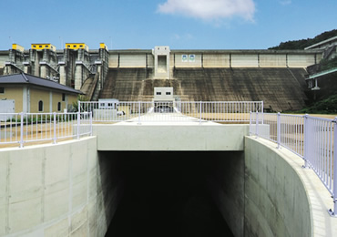 図版：土師ダム（リニューアル）（広島県2008年竣工）
