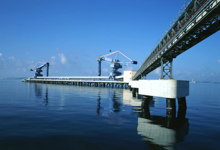図版：沖縄電力　金武火力発電所揚炭バース（沖縄県2001年竣工）