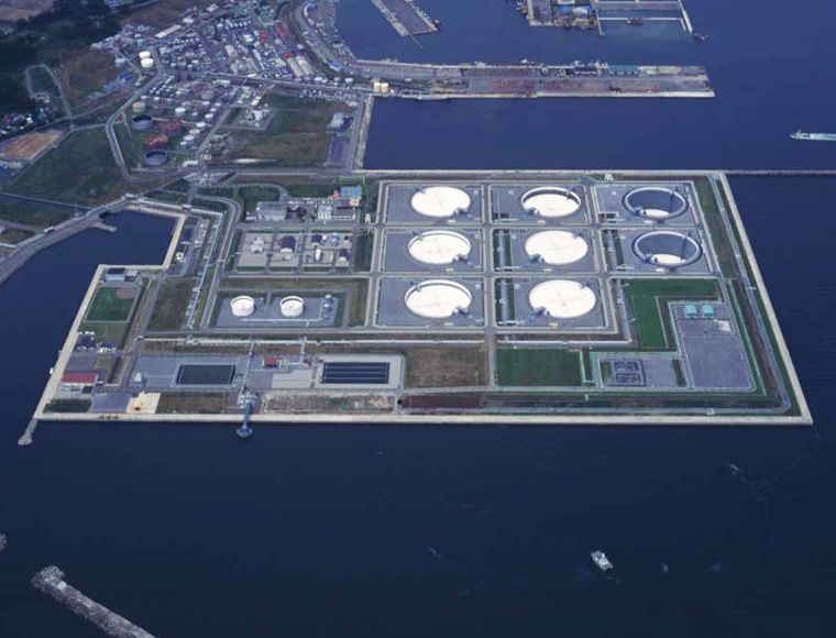 図版：秋田国家石油備蓄基地（秋田県1995年竣工）