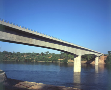 図版：チルンド橋（ジンバブエ、ザンビア2003年竣工）