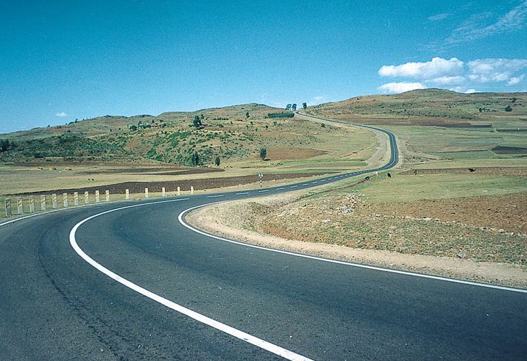 図版：エチオピア幹線道路（エチオピア2002年竣工）