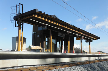 図版：ほぼ完成した東名駅舎とつながったレール
