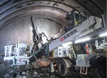 図版：白井トンネル切羽での掘削の様子