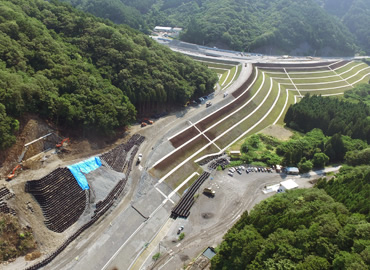 図版：トンネル起点側、釜石唐丹ICの様子（ドローンによる撮影）
