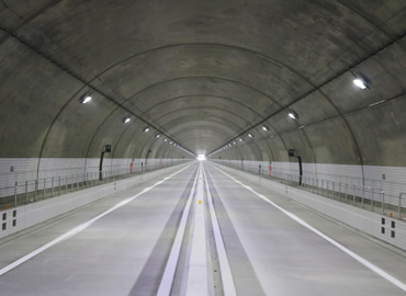 図版：完成したトンネル内の様子