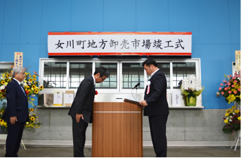 図版：須田町長（写真右）から鹿島東北支店 勝治支店長（写真左）への感謝状贈呈