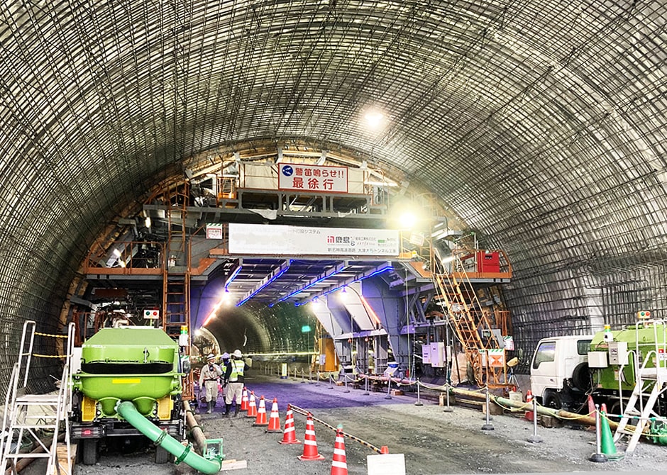図版：大津大石トンネルでの中流動コンクリート自動打設の様子
