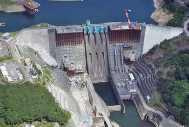 図版：浮体式仮締切工法が初適用された鶴田ダム再開発工事