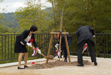 図版：中国支店・中嶋支店長らが参加した記念植樹の模様
