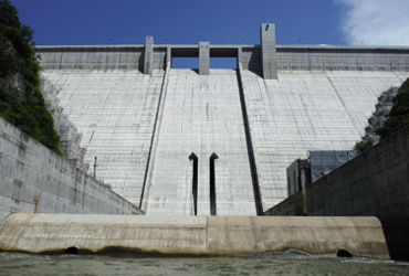 図版：完成した第二浜田ダム　下流側から