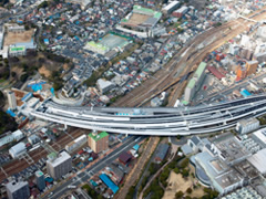 図版：10線路上空における7つの急曲線桁の短時間架設 －高速神奈川7号横浜北線　鉄道交差部－