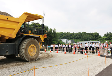 図版：ダンプトラックの自動走行を見守る参加者たち