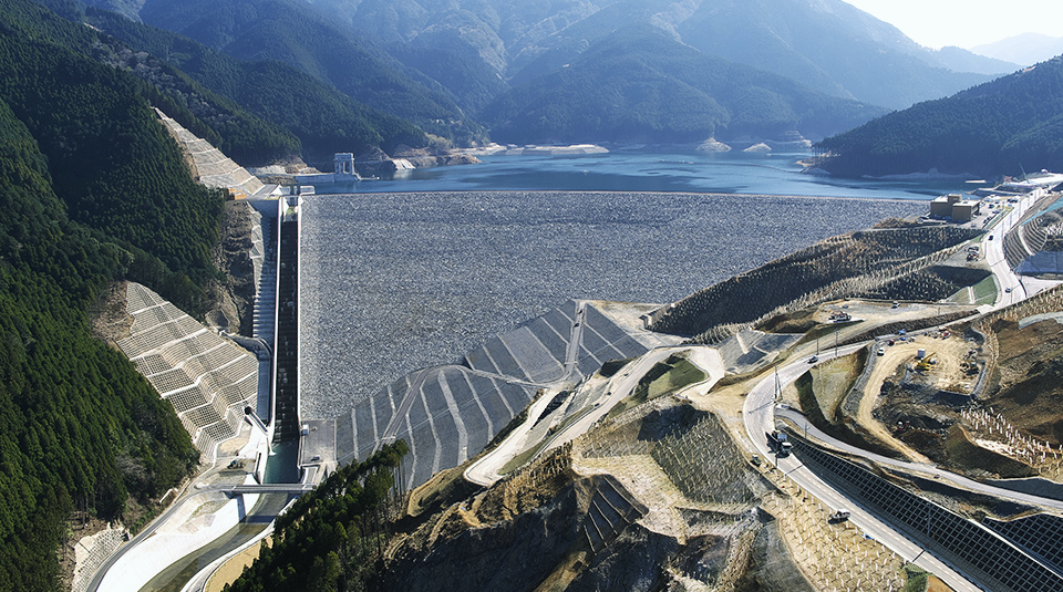 図版：完成した小石原川ダム（福岡県朝倉市）