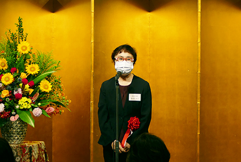 図版：受賞の喜びを語る須田専任部長