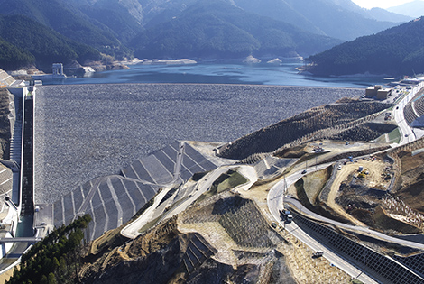 図版：遮水性盛土の総合的な品質管理法を適用した小石原川ダム