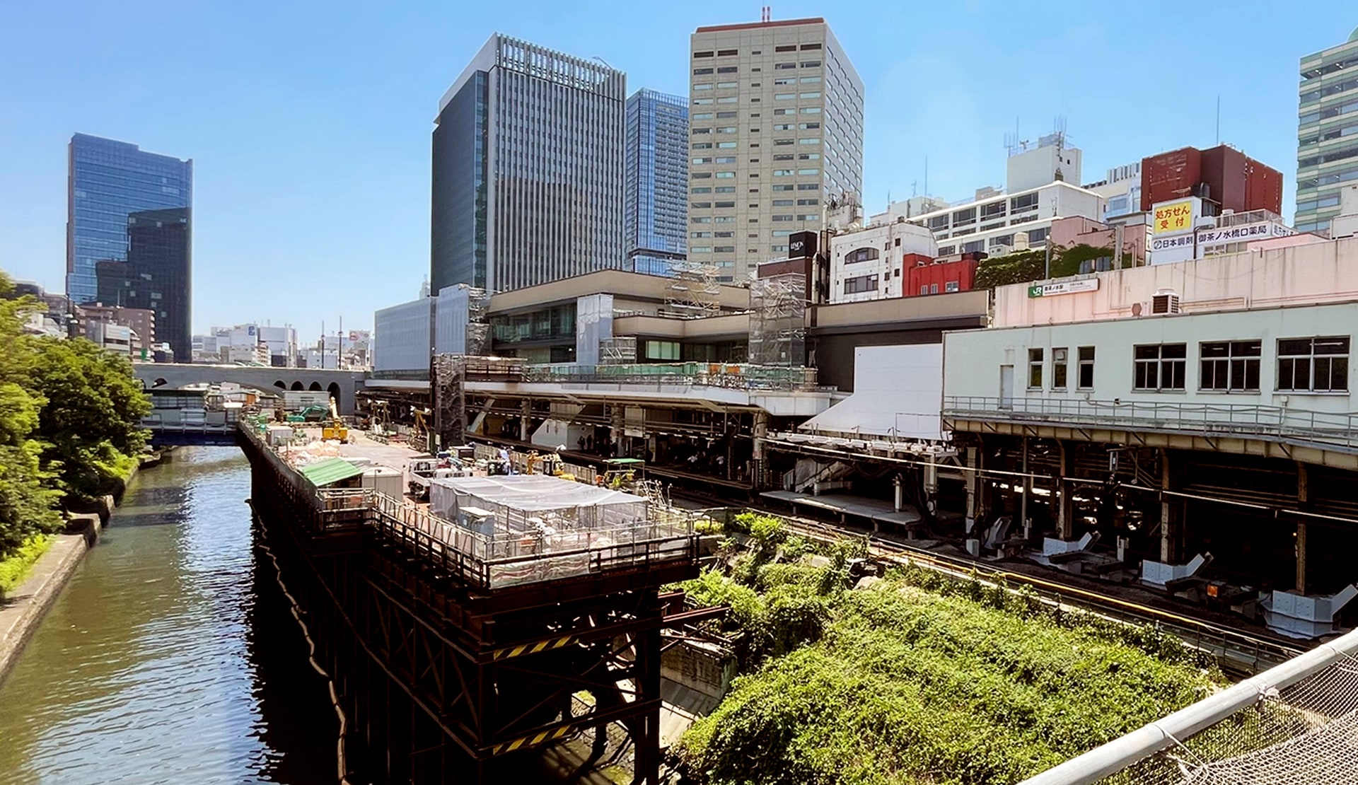 図版：神田川上に設置した仮設桟橋と御茶ノ水駅の様子（お茶の水橋より撮影）
