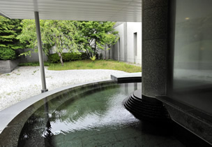 図版：天然温泉の露天風呂