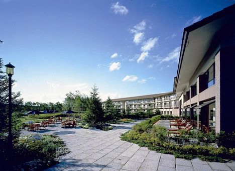 図版：軽井沢高原の広大な自然の中に佇むリゾートホテル