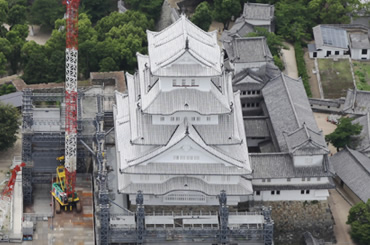 図版：空から見る 素屋根解体工事の様子 東面