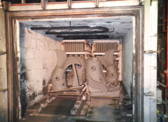 写真：窯内にて焼成（酸化焼成１１５０度）、燻し後、一週間目に扉を解放しました。　できたてのほやほやです。