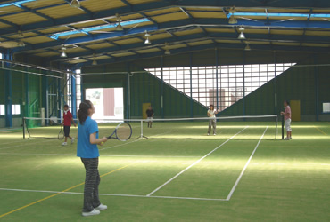 図版：インドアスポーツ施設（テニス、ゲートボールなど）