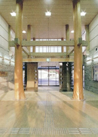写真：丸太柱が林立する玄関ホール