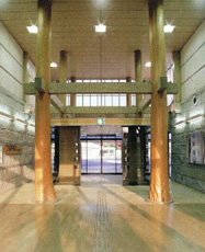 写真：丸太柱が林立する玄関ホール