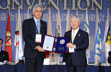 シルバー賞を授与される杉本弘治KOA副社長（左）